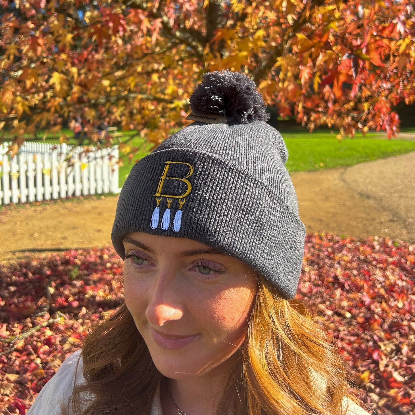 B Necklace Beanie Grey